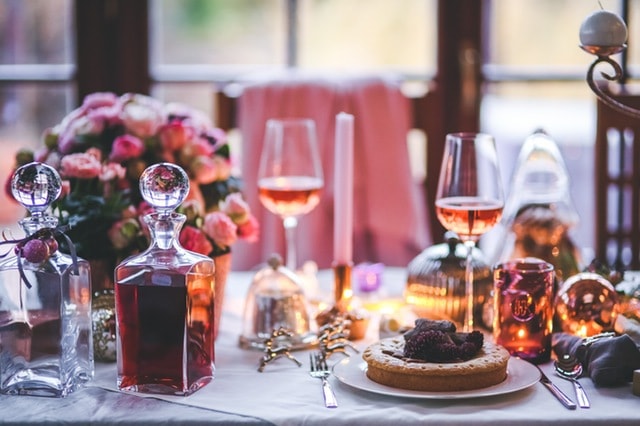 dinner meal table wine1 - Hoe je december zonder stress doorkomt