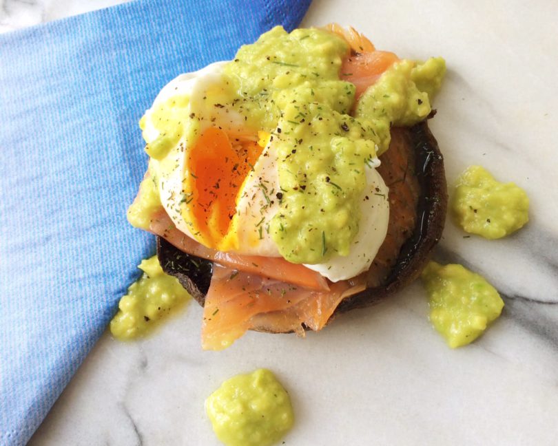 Recept: Gezonde eggs Benedict met gerookte zalm en avocado