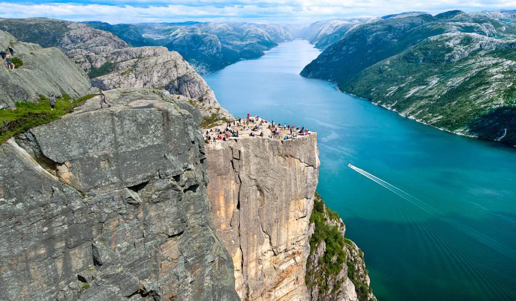 preikestolen pulpit rock lysefjorden stavanger norway 2 1 9de9a2e7 7b15 43ce 946b bfb09baf4bad 1024x599 - Hiken op de fjorden in Noorwegen is te gaaf!!