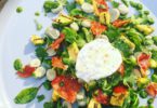 Zomerse salade met tuinbonen en gegrilde avocado