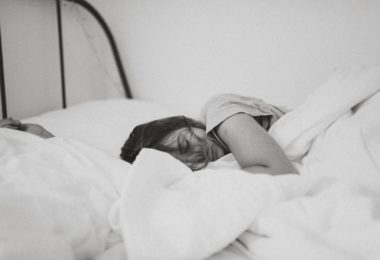 Slapen naast een snurker is slecht voor je gezondheid