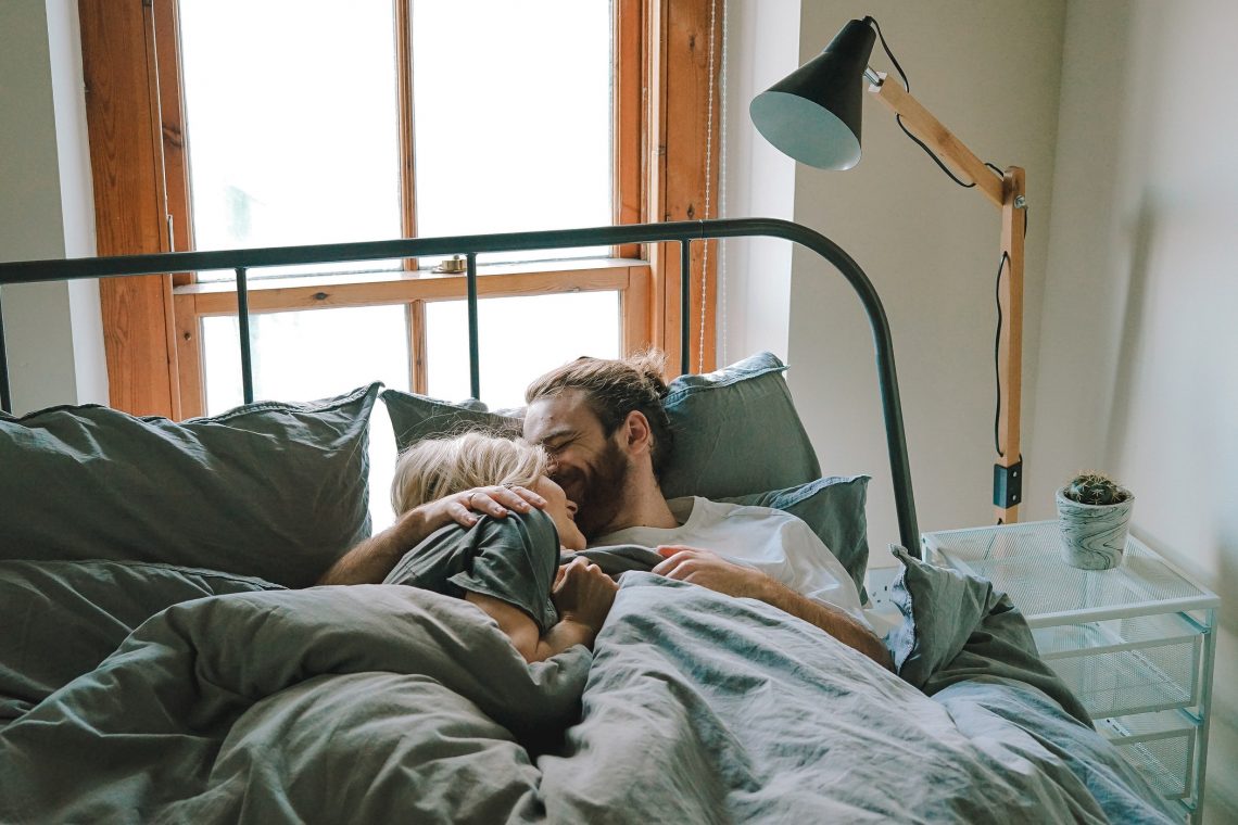 Een (bijna) seksloze relatie? Zo vaak doen andere stellen het en zo kun je het tij, volgens seksuologen, keren